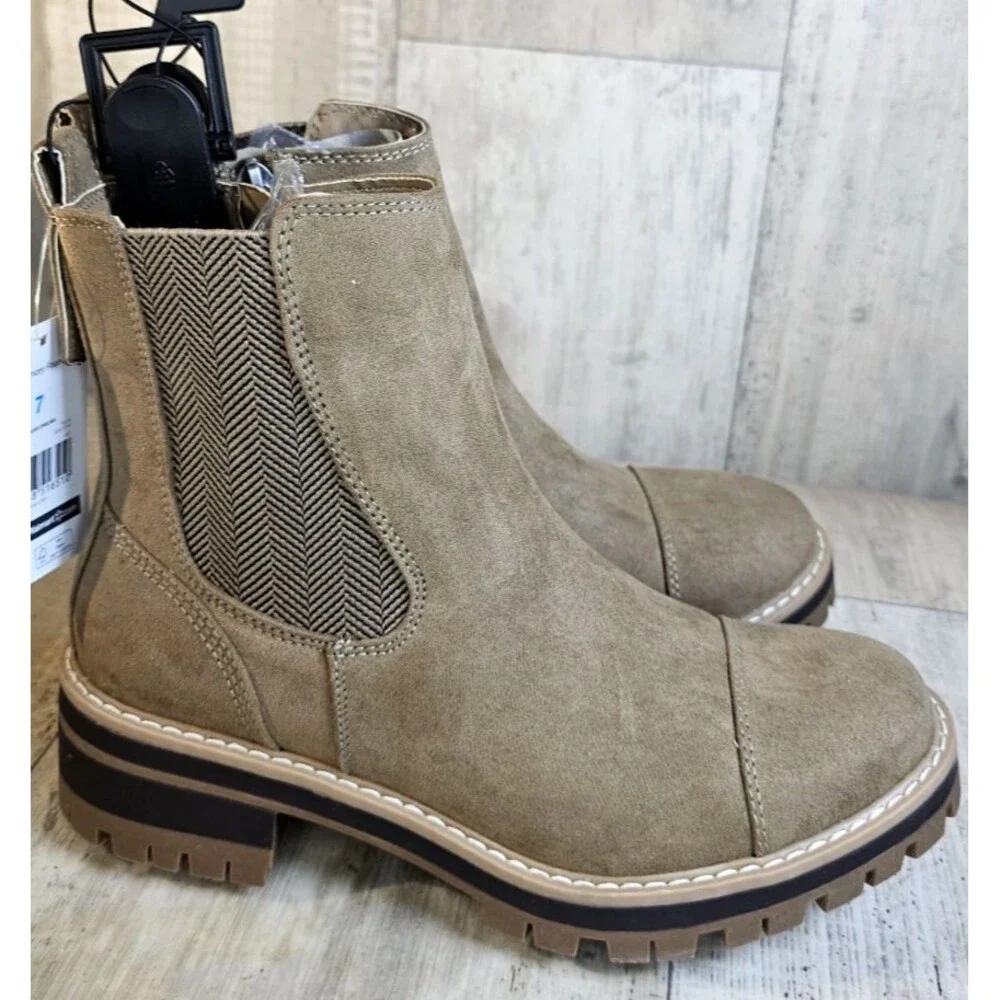 Time and Tru Women's Lug Chelsea Boots Size 9 NWT